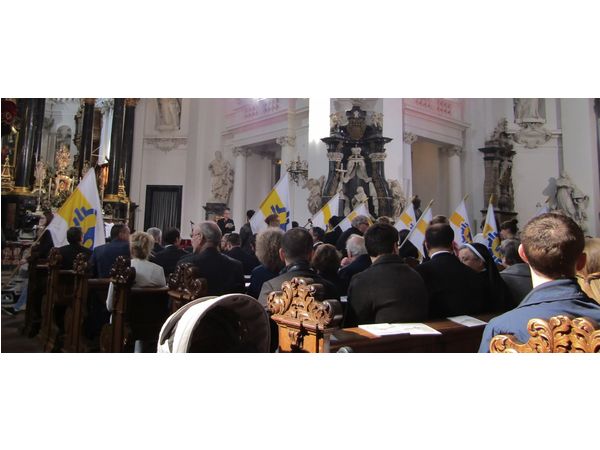 Fahneneinzug beim Festgottesdienst zur Bischofseinführung